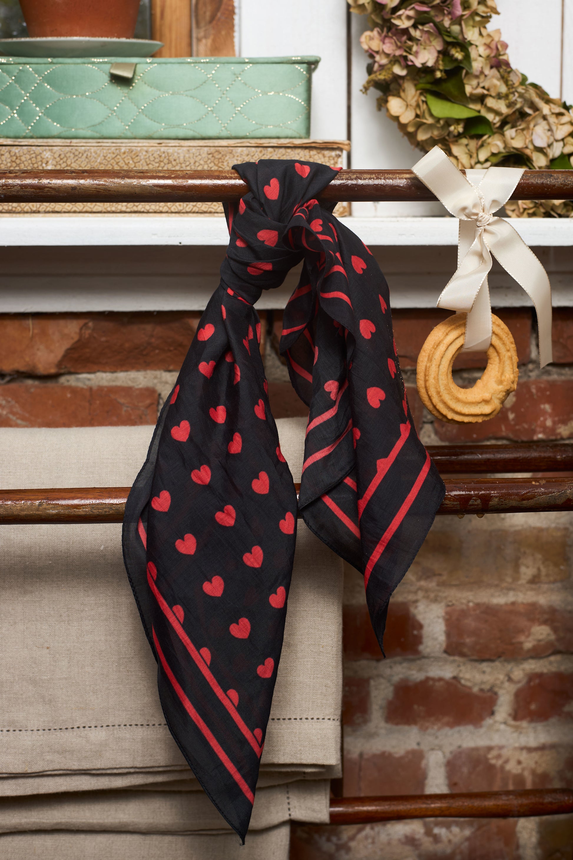 BCCLAUDIA Love mini scarves (fler färger) - Black Colour hos Lilla Hem