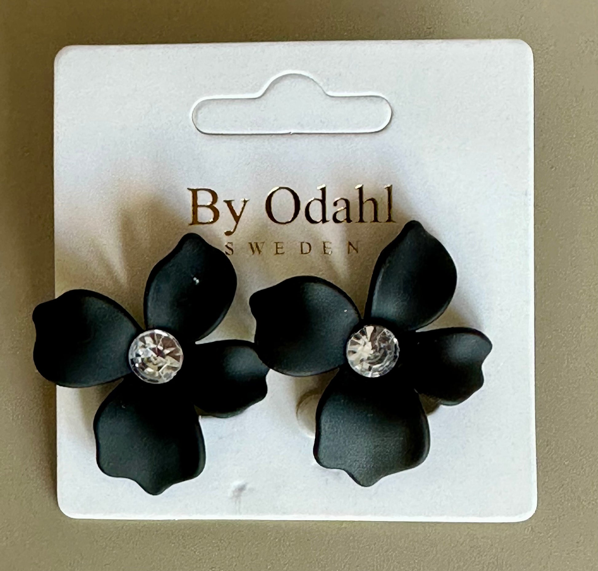 Örhängen Blossom Svart kristall - By Odahl hos Lilla Hem