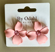 Örhängen Blossom Rosa kristall - By Odahl hos Lilla Hem