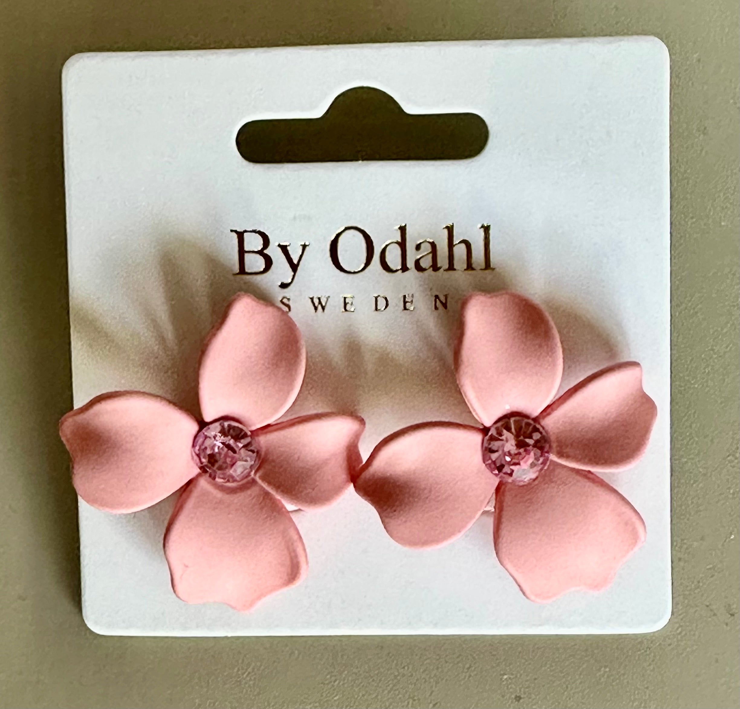 Örhängen Blossom Cerise kristall - By Odahl hos Lilla Hem