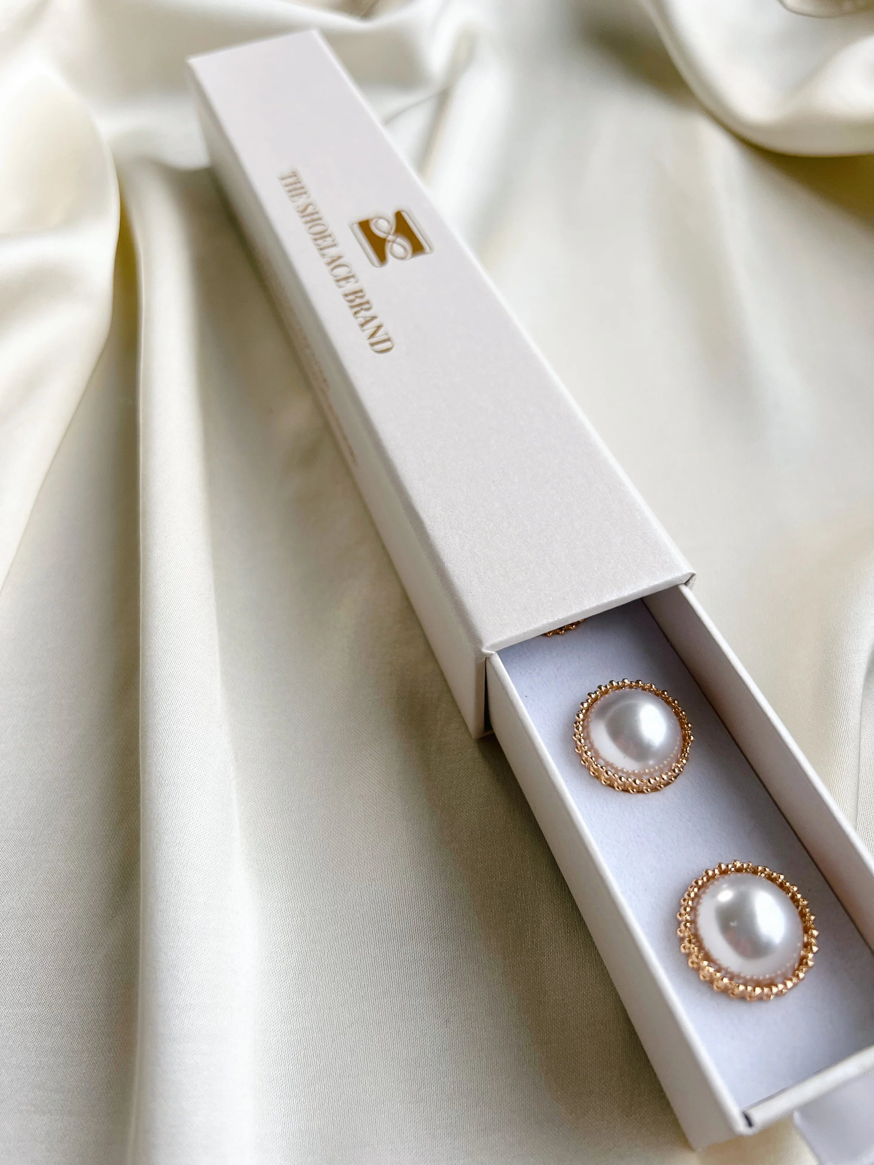 Classic Pearl Button Charm Gold Linnea - The Shoelace Brand Stockholm hos Lilla Hem