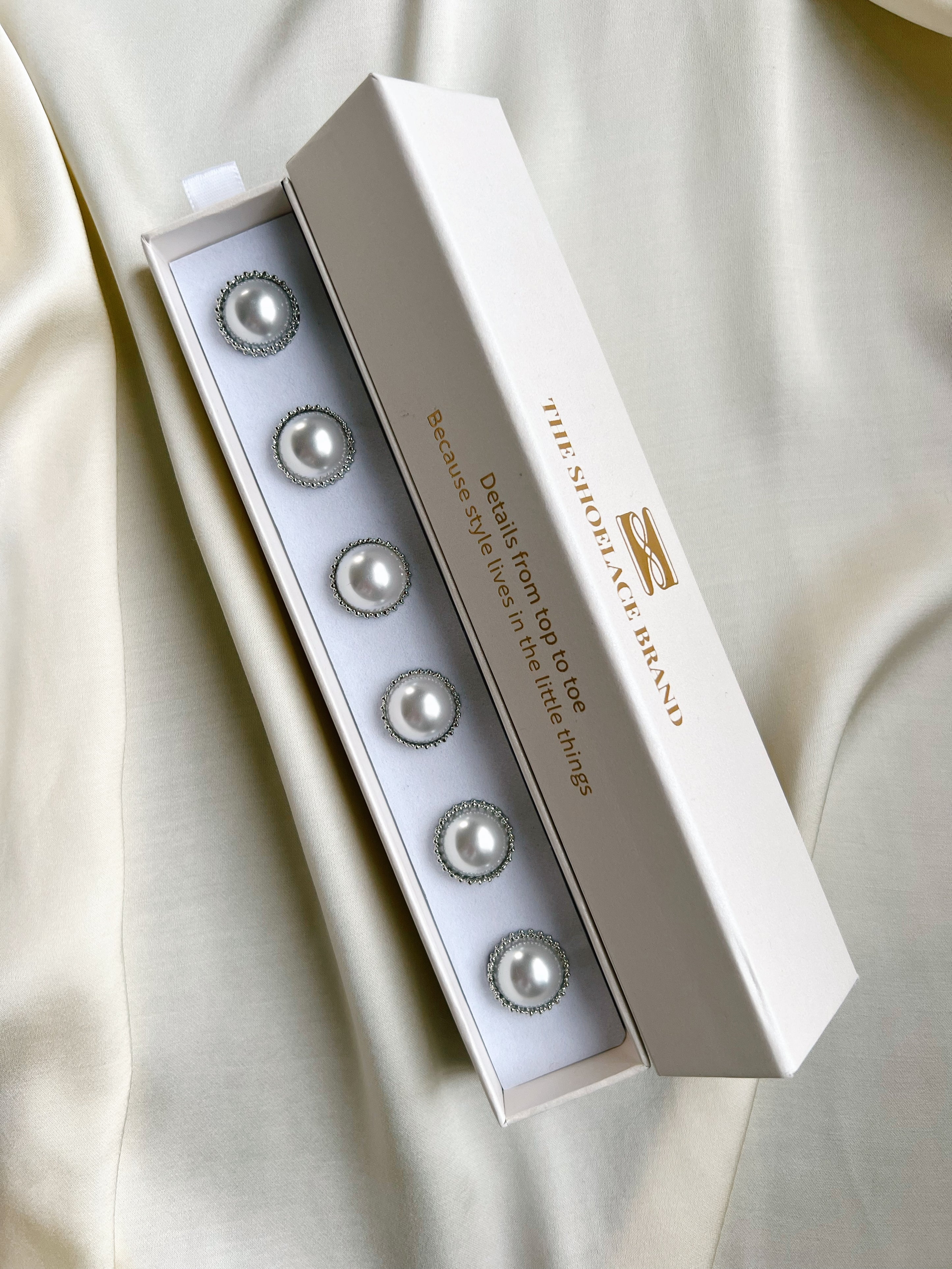 Classic Pearl Button Charm Silver Anna - The Shoelace Brand Stockholm hos Lilla Hem