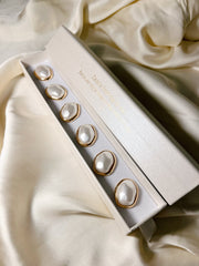 Modern Pearl Button Charm Gold Andrea - The Shoelace Brand Stockholm hos Lilla Hem