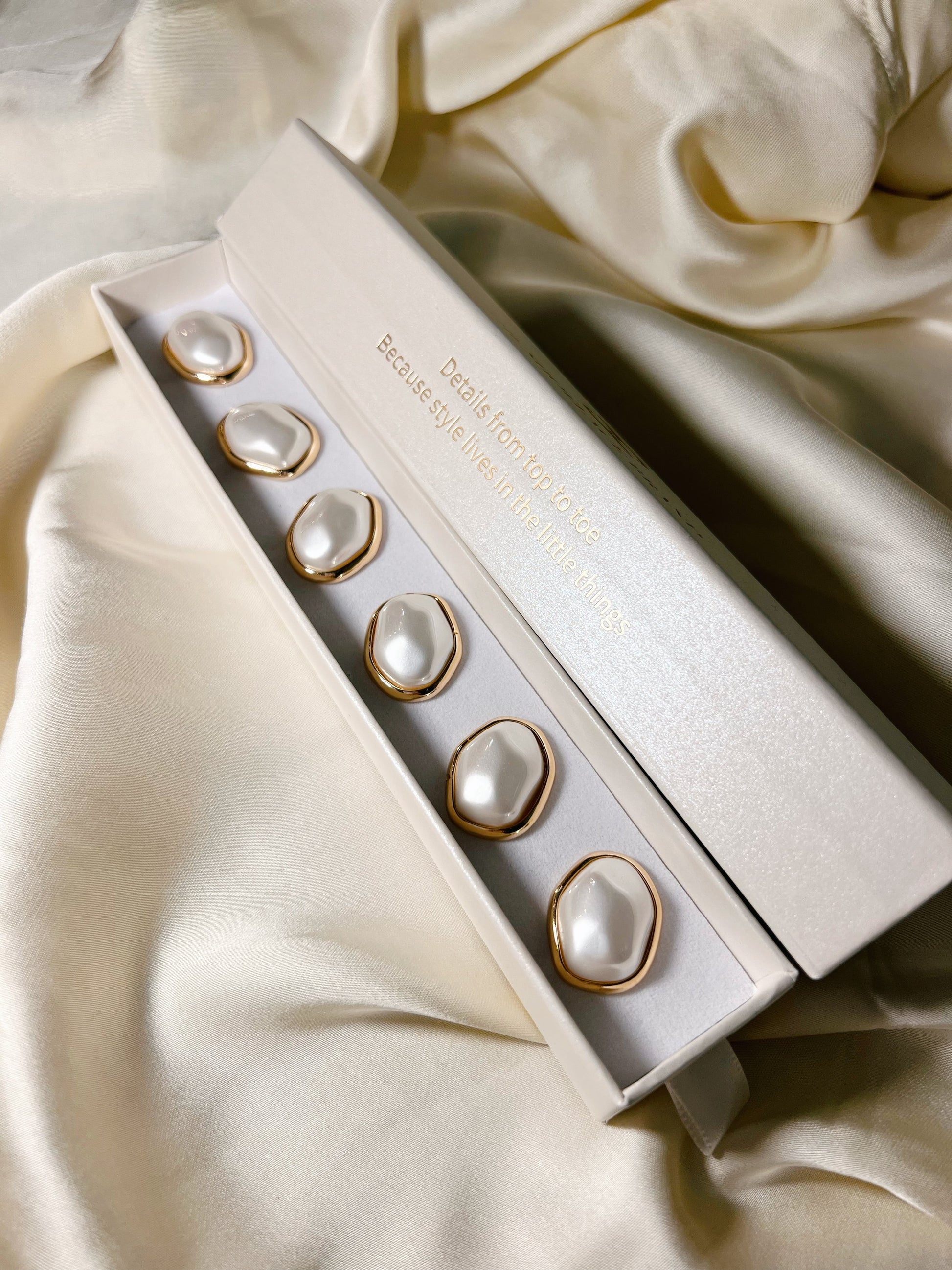 Modern Pearl Button Charm Gold Andrea - The Shoelace Brand Stockholm hos Lilla Hem