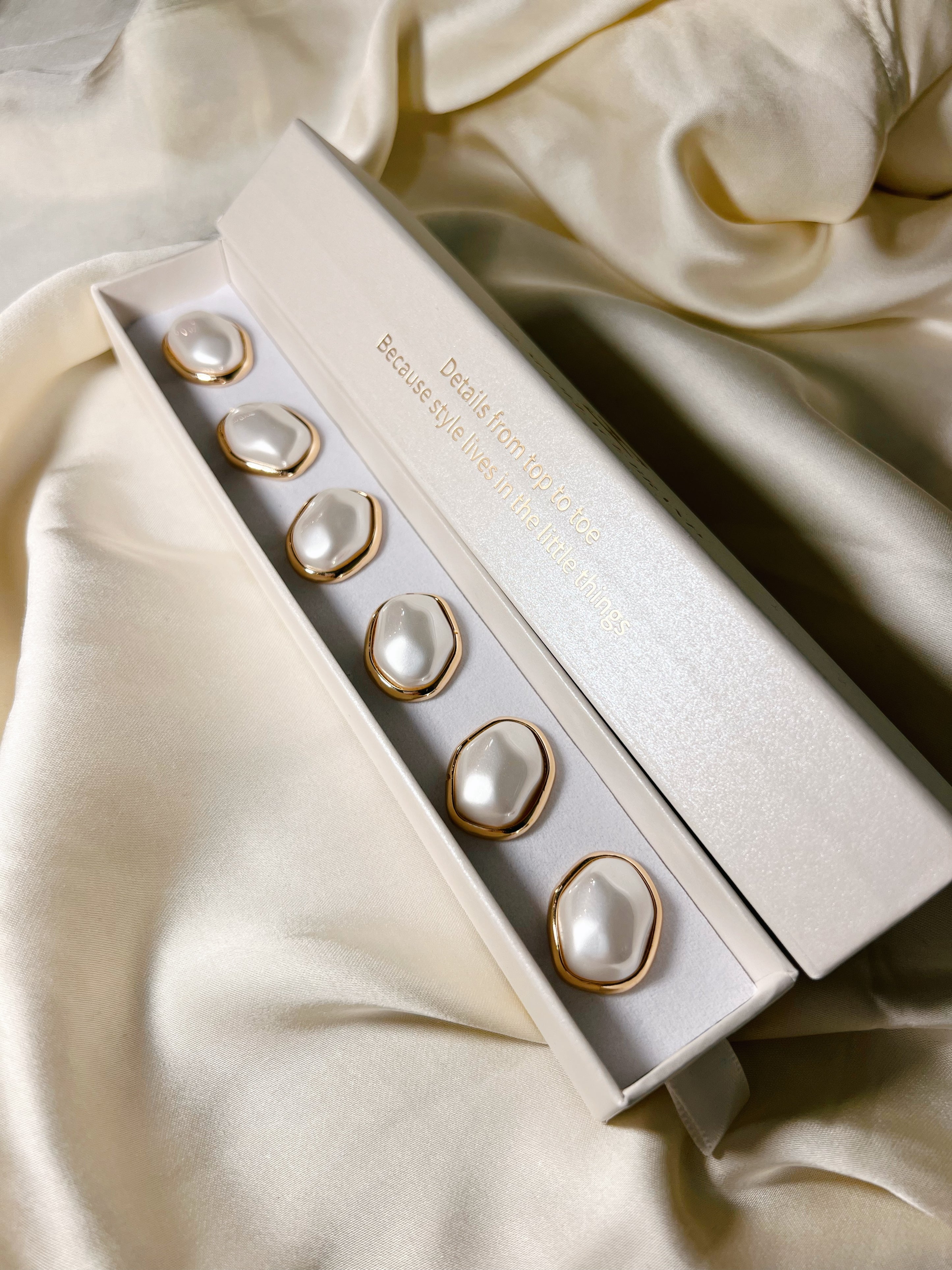 Modern Pearl Button Charm Gold Andrea - The Shoelace Brand Stockholm hos Lilla Hem