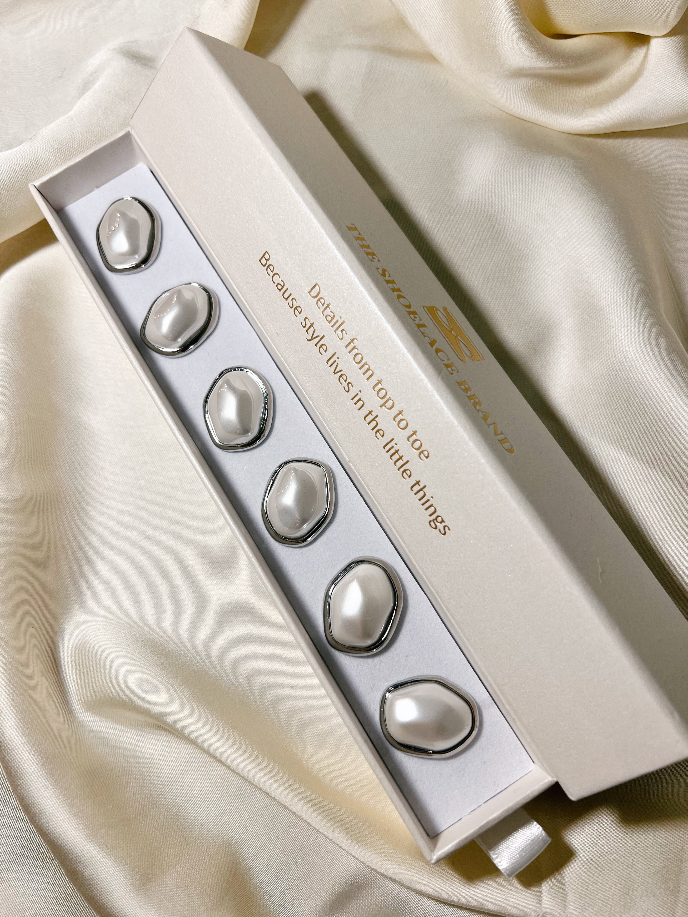 Modern Pearl Button Charm Silver Fei - The Shoelace Brand Stockholm hos Lilla Hem