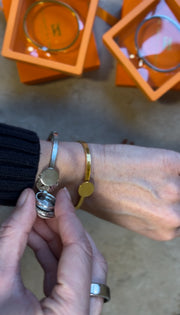 Armband Button Base Gold Cuff - The Shoelace Brand Stockholm hos Lilla Hem