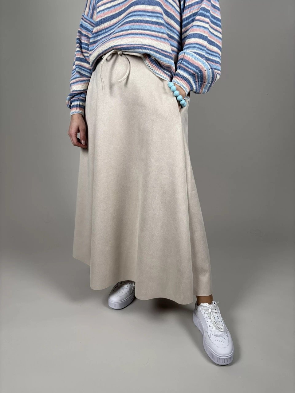 Kjol i Fusk-Mocca med Fickor och Knyt i Grön från Camicia - framsida | Lilla Hem