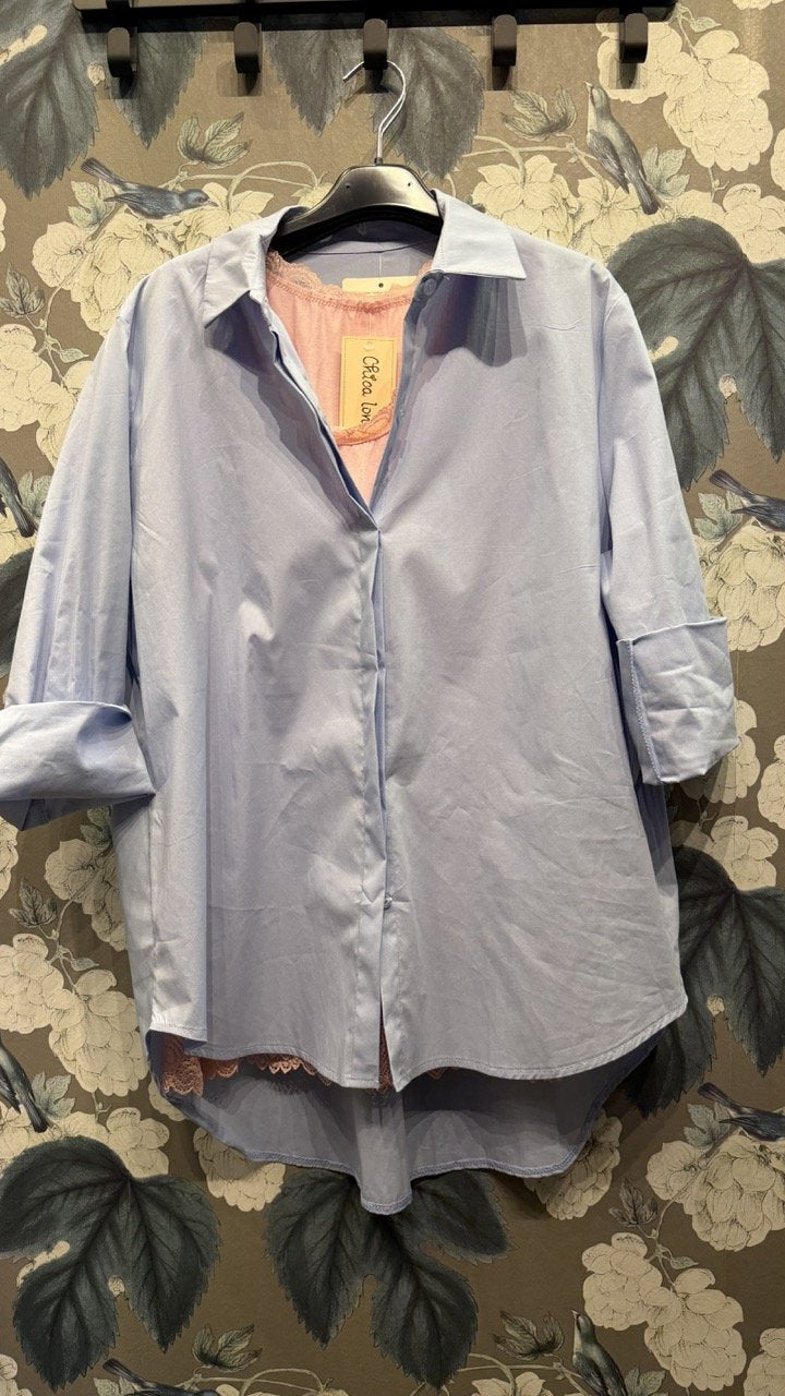 Krispig Skjorta med Droptail och Uppvikta ‚àö√ërmar i Ljusblå från Fashion By K - framsida | Lilla Hem