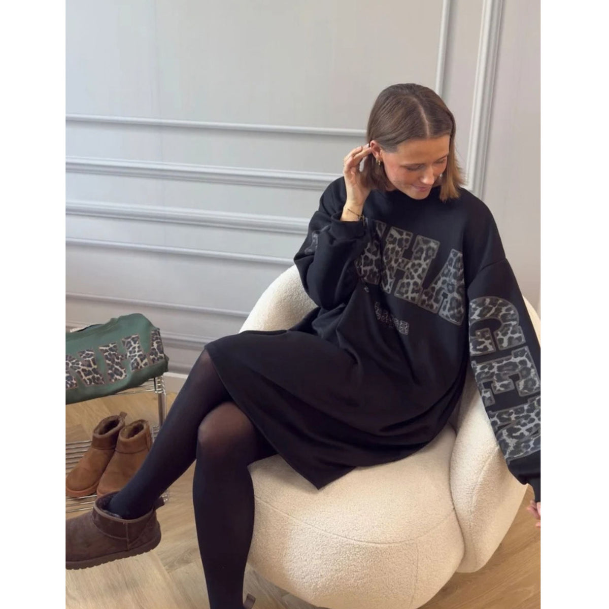 Svart sweatshirtklänning med leo texttrryck "Copenhagen" | MARTA du Chateau | Lilla Hem