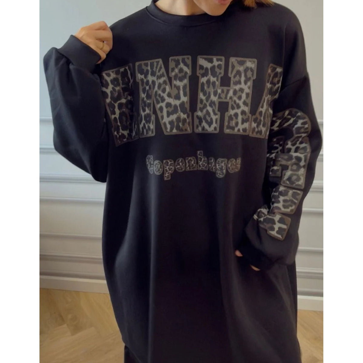 Svart sweatshirtklänning med leo texttrryck "Copenhagen" | MARTA du Chateau | Lilla Hem