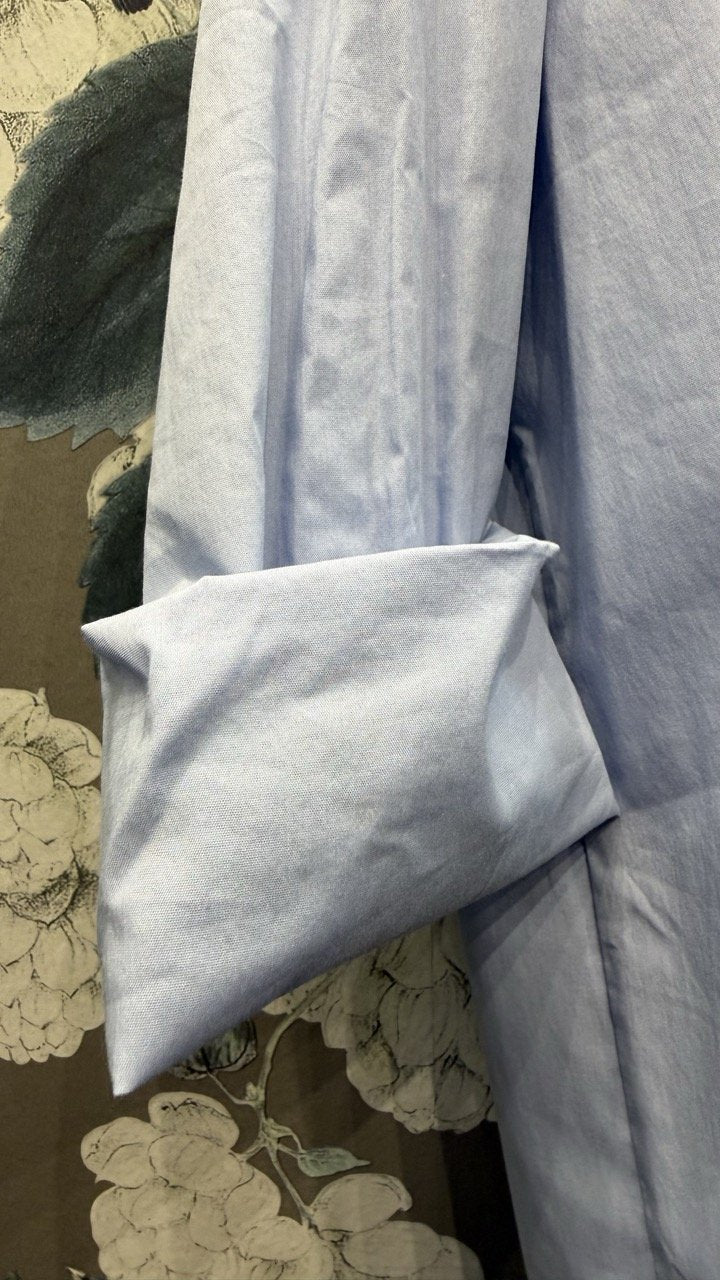 Krispig Skjorta med Droptail och Uppvikta ‚àö√ërmar i Ljusblå från Fashion By K - baksida | Lilla Hem