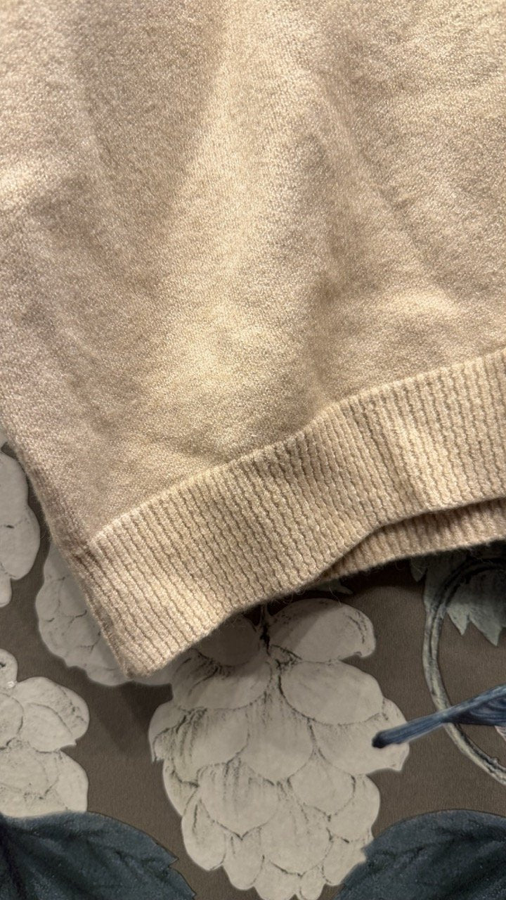 Finstickad Väst med V-Ringad Hals i Beige från Caramelle Fashion | Lilla Hem