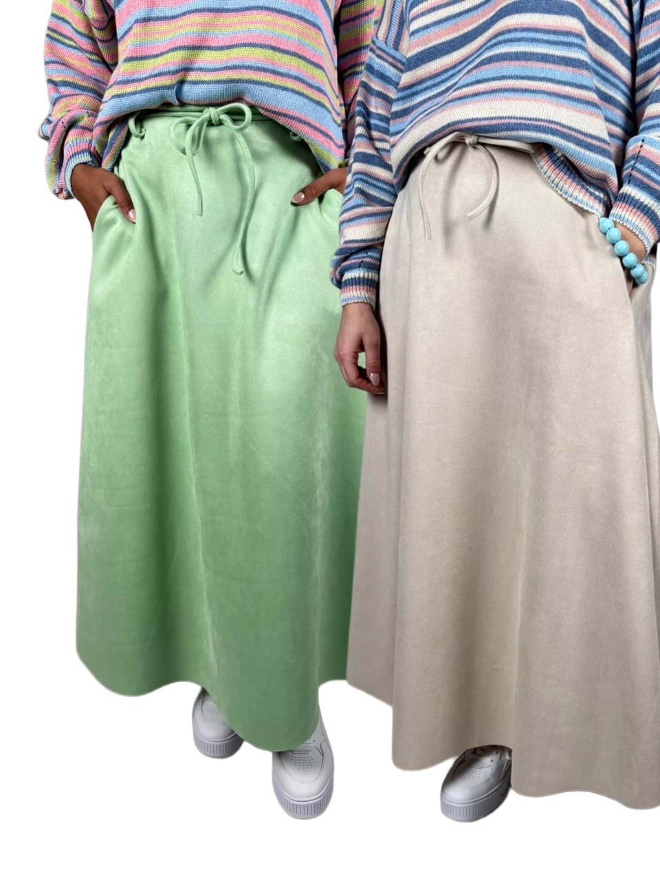 Kjol i Fusk-Mocca med Fickor och Knyt i Grön från Camicia - på modell | Lilla Hem