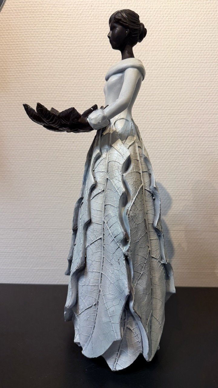 Trädgårdsfigur Flicka med Fat i Antikvit/45Cm från Trademan - på modell | Lilla Hem