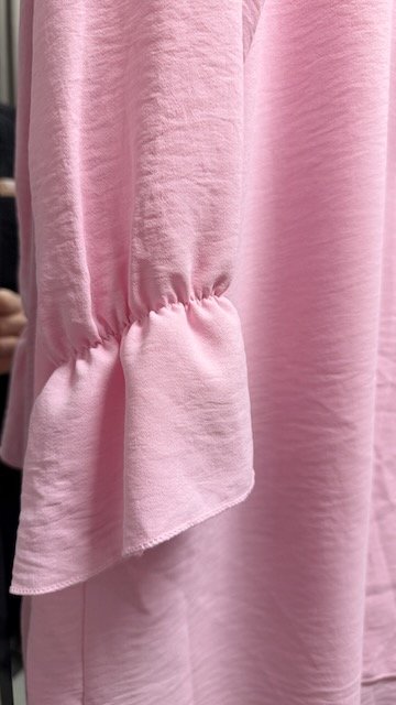 Tunika med Volang och V-Ringad Hals i White från Caramelle Fashion - stylingbild | Lilla Hem