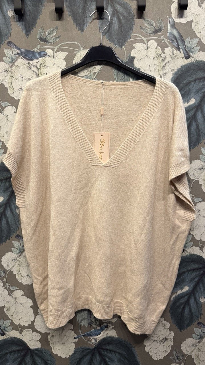 Finstickad Väst med V-Ringad Hals i Beige från Caramelle Fashion - framsida | Lilla Hem