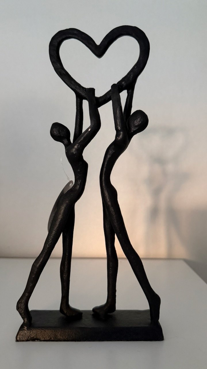 Gjutjärnsfigur Par Håller Hjärta H-27cm | Lilla Hem