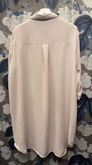 Lång Blus Oversized med Krage i Light Beige från Caramelle Fashion - detalj | Lilla Hem