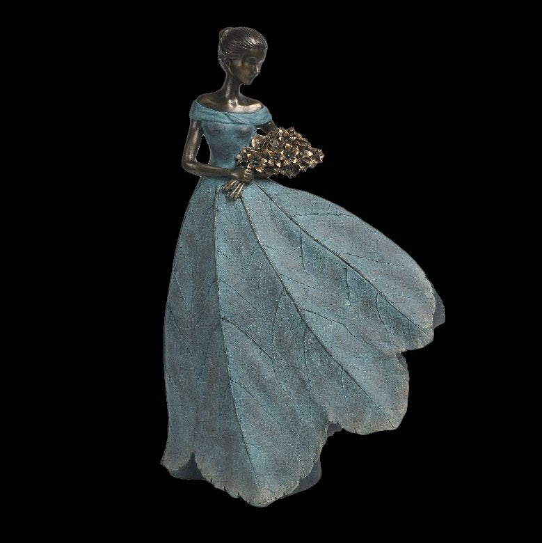 Trädgårdsfigur Flicka med Bukett i Ärggrön/60Cm från Trademan - framsida | Lilla Hem