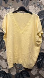 Finstickad Väst med V-Ringad Hals i Yellow från Caramelle Fashion - framsida | Lilla Hem