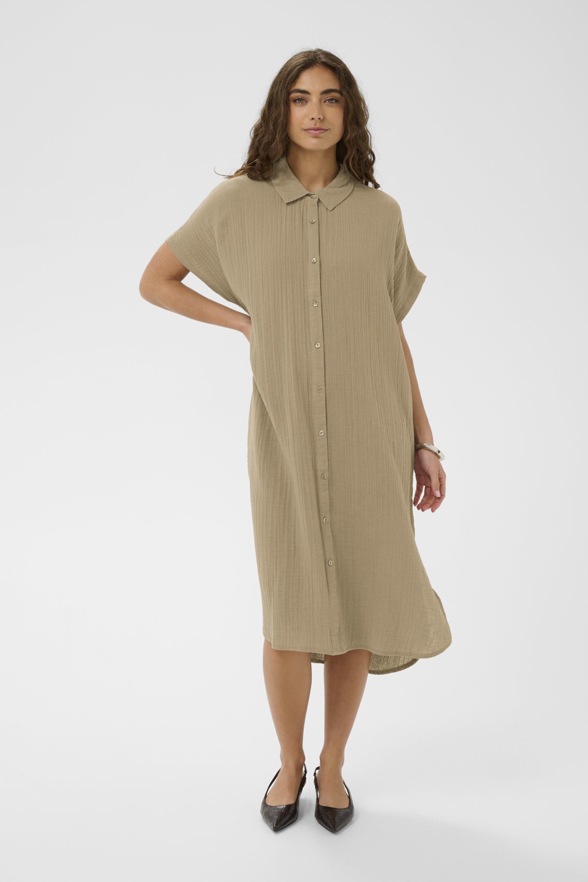 CUelina Kaftan Dress Dune närbild | Lilla Hem