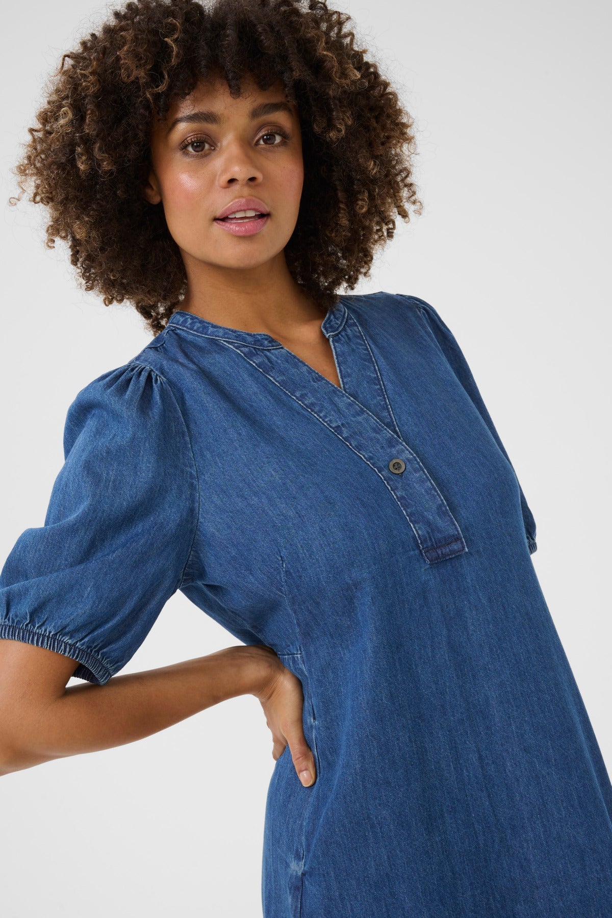 CUberteline Arpa SS Dress Dark Blue Wash detalj | Lilla Hem