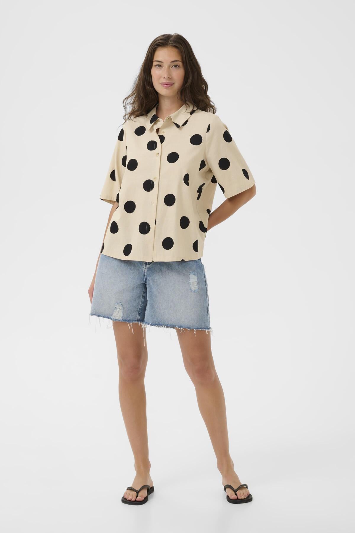 CUtika Shirt Whitecap/Black Dot närbild | Lilla Hem