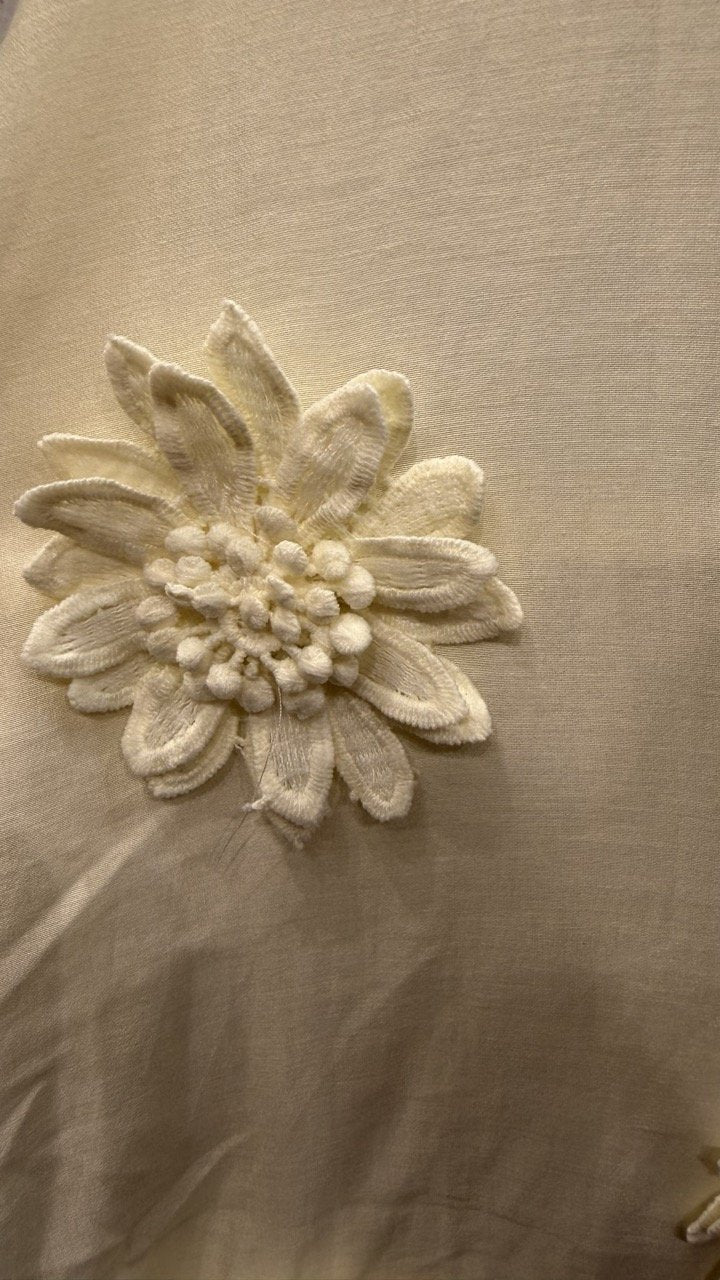 Skir Blus med Blom-Applikationer i Yellow från Caramelle Fashion - detaljer | Lilla Hem