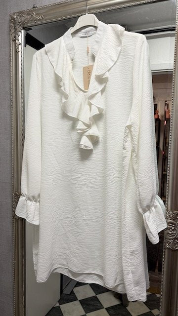 Tunika med Volang och V-Ringad Hals i White från Caramelle Fashion - framsida | Lilla Hem