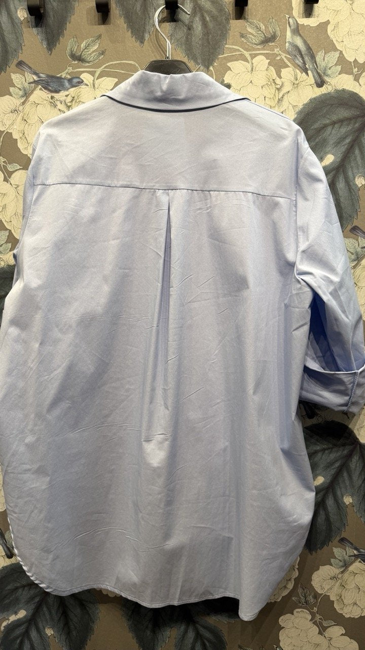 Krispig Skjorta med Droptail och Uppvikta ‚àö√ërmar i Ljusblå från Fashion By K - på modell | Lilla Hem