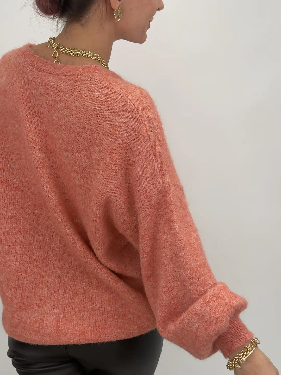 Stickad V-Ringad Kofta i Korall från Gemini - baksida | Lilla Hem