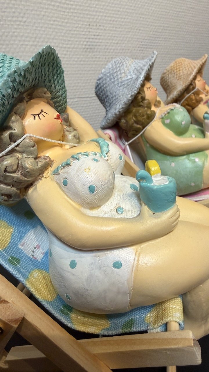 Malin i Strandstolen i 11X17X17Cm från Trademan - baksida | Lilla Hem