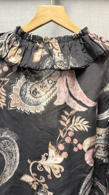 Mönstrad Blus med Volang i Ärm och Hals i Grå från Fashion by K - detalj | Lilla Hem