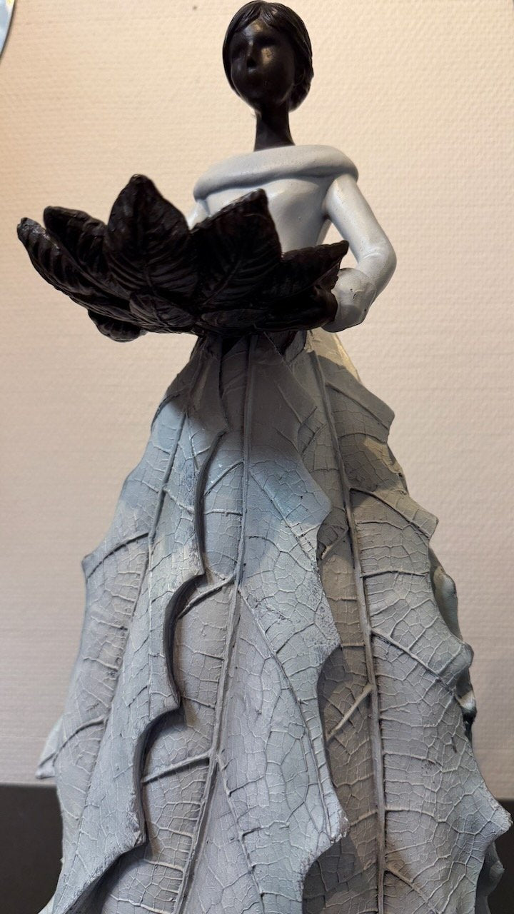 Trädgårdsfigur Flicka med Fat i Antikvit/45Cm från Trademan - detalj | Lilla Hem