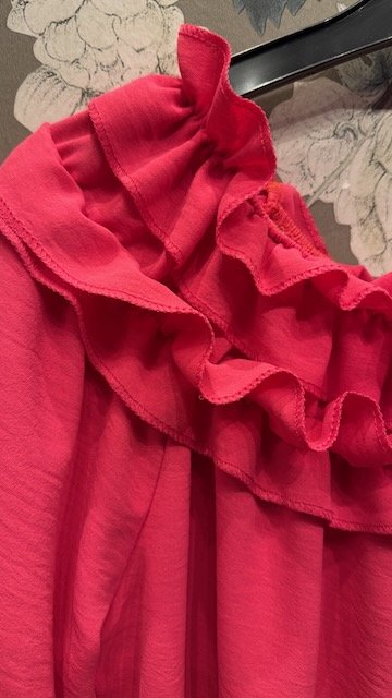 Långärmad Blus med Rund Hals och Volanger i Black från Caramelle Fashion - detalj | Lilla Hem