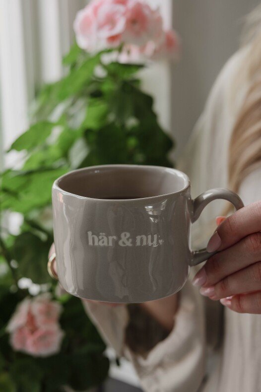 Mugg Feelgood - Här & Nu i Grå från Majas Cottage | Lilla Hem