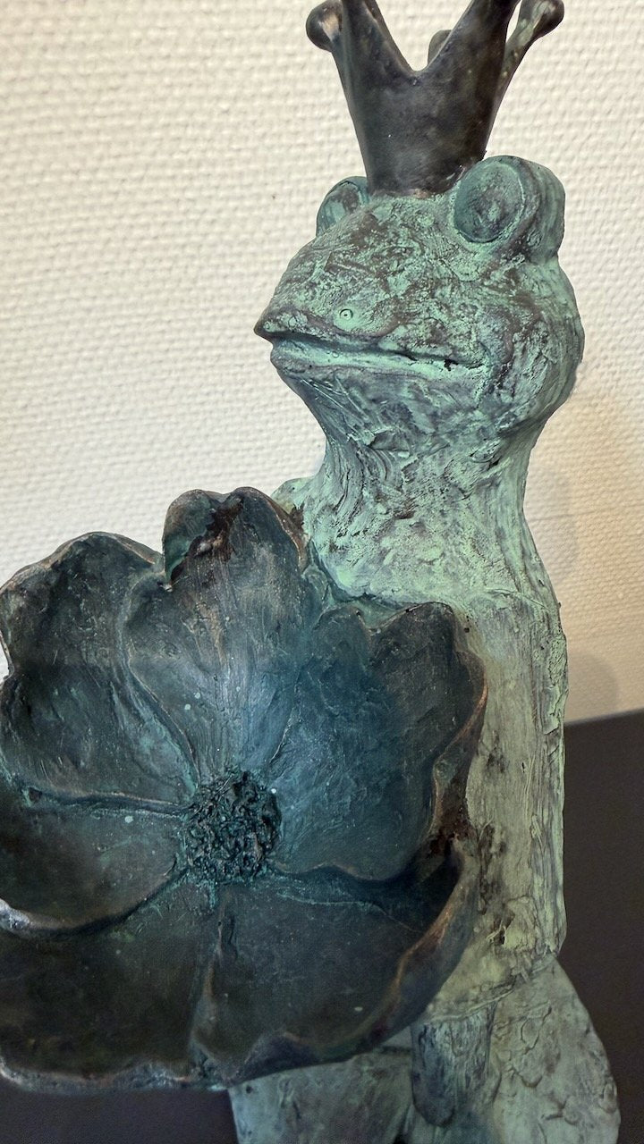 Trädgårdsfigur Grodprins Fågelmatare i 36Cm från Trademan - på modell | Lilla Hem