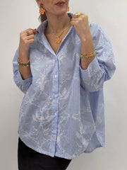 Skjorta med Fina Brodyrdetaljer i Ljusblå från Gemini - framsida | Lilla Hem