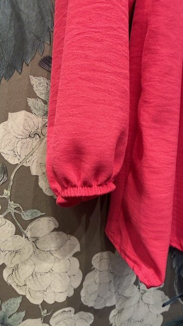 Långärmad Blus med Rund Hals och Volanger i Black från Caramelle Fashion - stylingbild | Lilla Hem