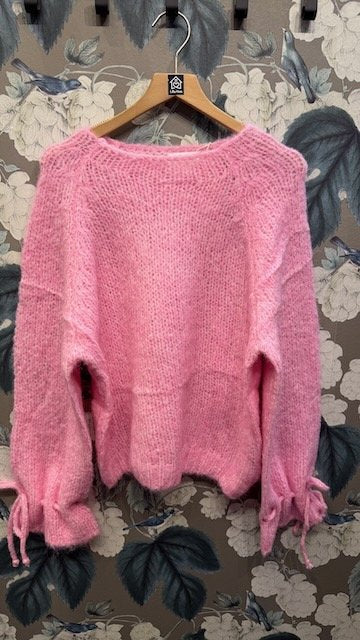 Stickad Tröja med Knyt på Ärm i Pink från Caramelle Fashion - framsida | Lilla Hem