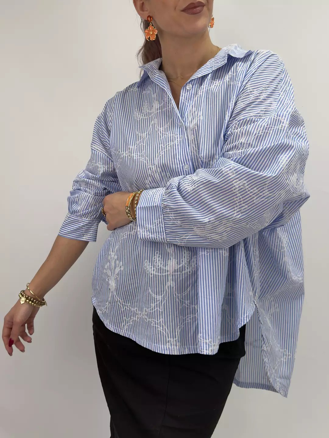 Skjorta med Fina Brodyrdetaljer i Ljusblå från Gemini - detalj | Lilla Hem