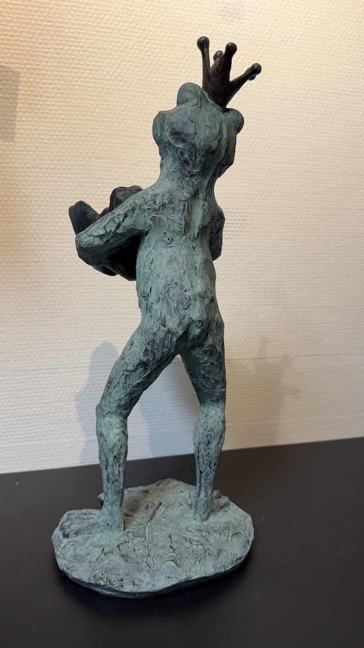 Trädgårdsfigur Grodprins Fågelmatare i 36Cm från Trademan - stylingbild | Lilla Hem