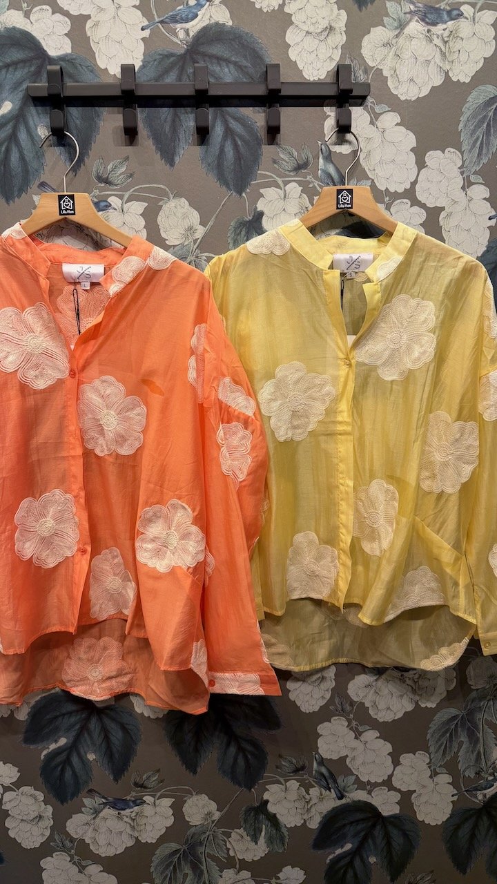 Skir Blus med Läckert Blommönster i Orange från Caramelle Fashion - framsida | Lilla Hem