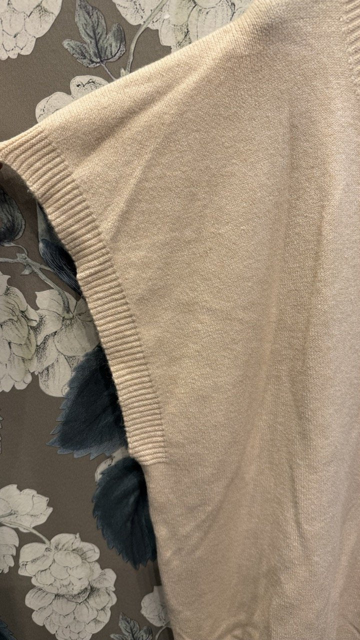 Finstickad Väst med V-Ringad Hals i Beige från Caramelle Fashion | Lilla Hem