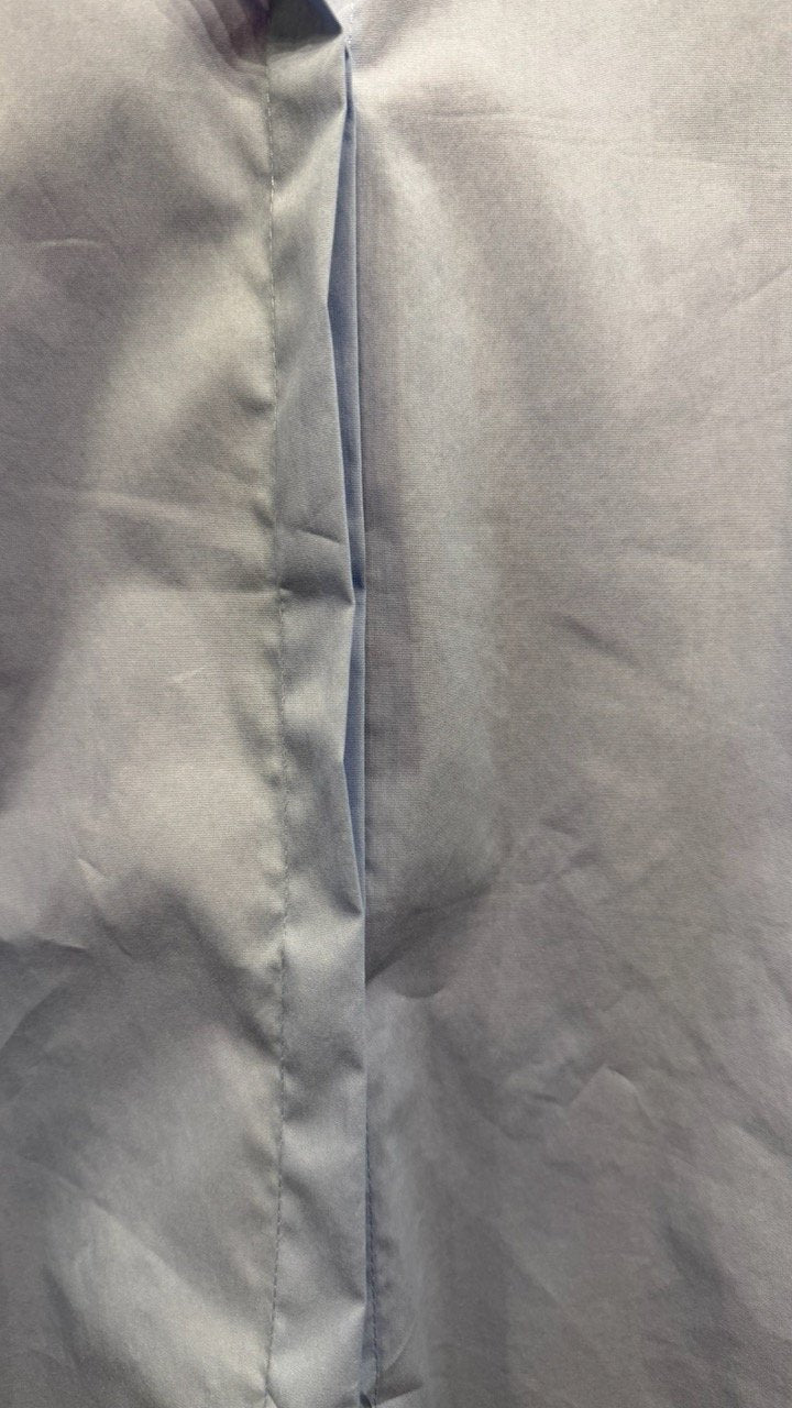 Krispig Skjorta med Droptail och Uppvikta ‚àö√ërmar i Ljusblå från Fashion By K - detalj | Lilla Hem