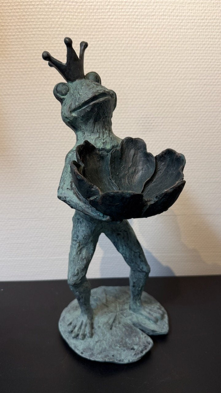 Trädgårdsfigur Grodprins Fågelmatare i 36Cm från Trademan - detalj | Lilla Hem