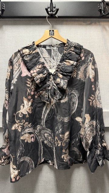 Mönstrad Blus med Volang i Ärm och Hals i Grå från Fashion by K - framsida | Lilla Hem