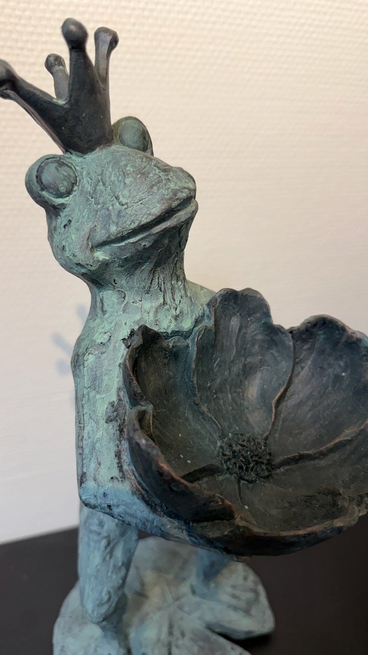 Trädgårdsfigur Grodprins Fågelmatare i 36Cm från Trademan - baksida | Lilla Hem