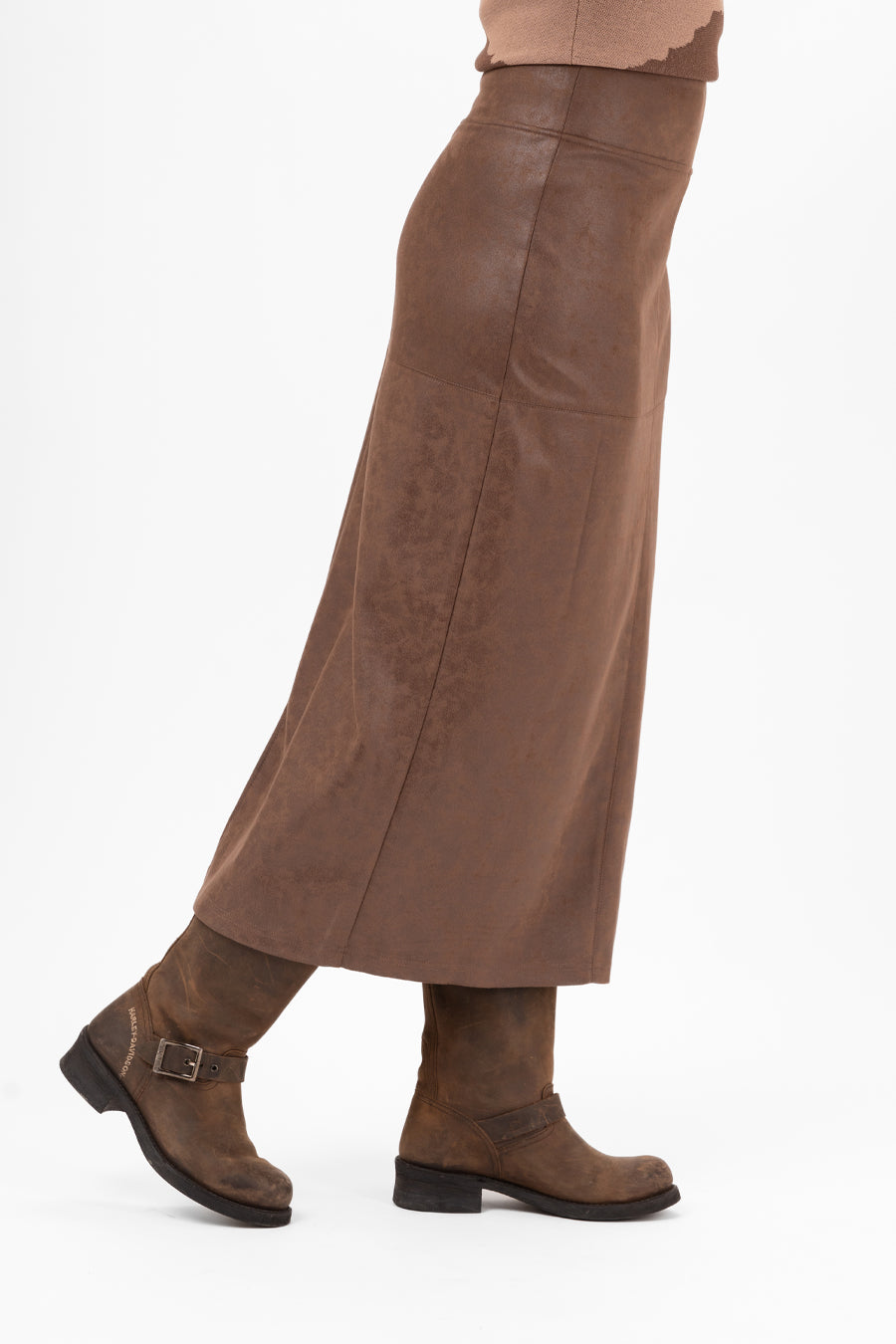 Modell bär moccaliknande kjol i brun färg | Capri Collection | Lilla Hem